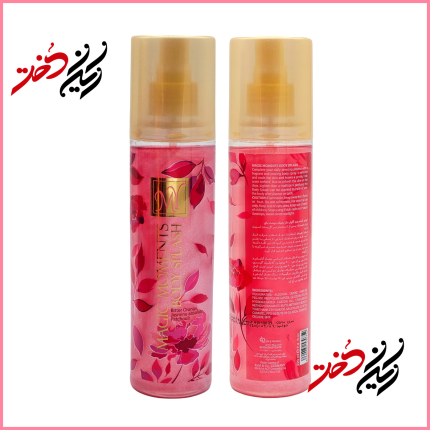 اسپری بدن مدل Magic Moments حجم ۲۲۰ میلی‌لیتر – نمای جلو و پشت بطری اورجینال – رنگ صورتی با طرح گل‌های قرمز